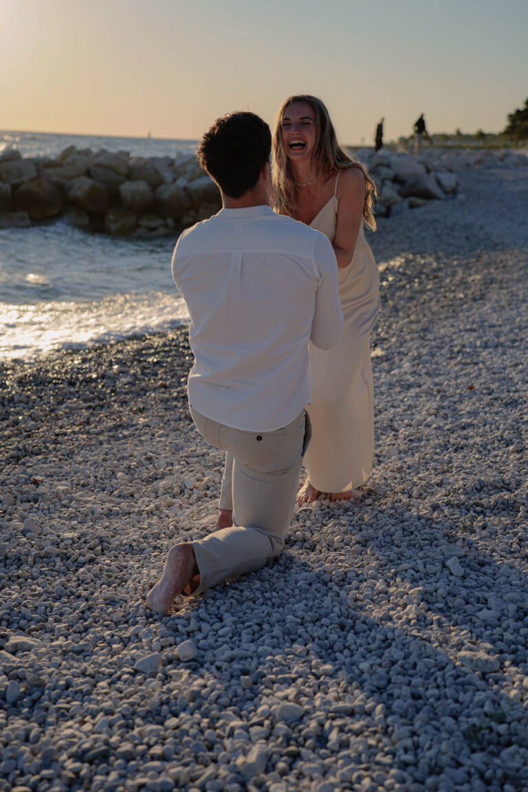 proposal-beach-CKg7EBw6